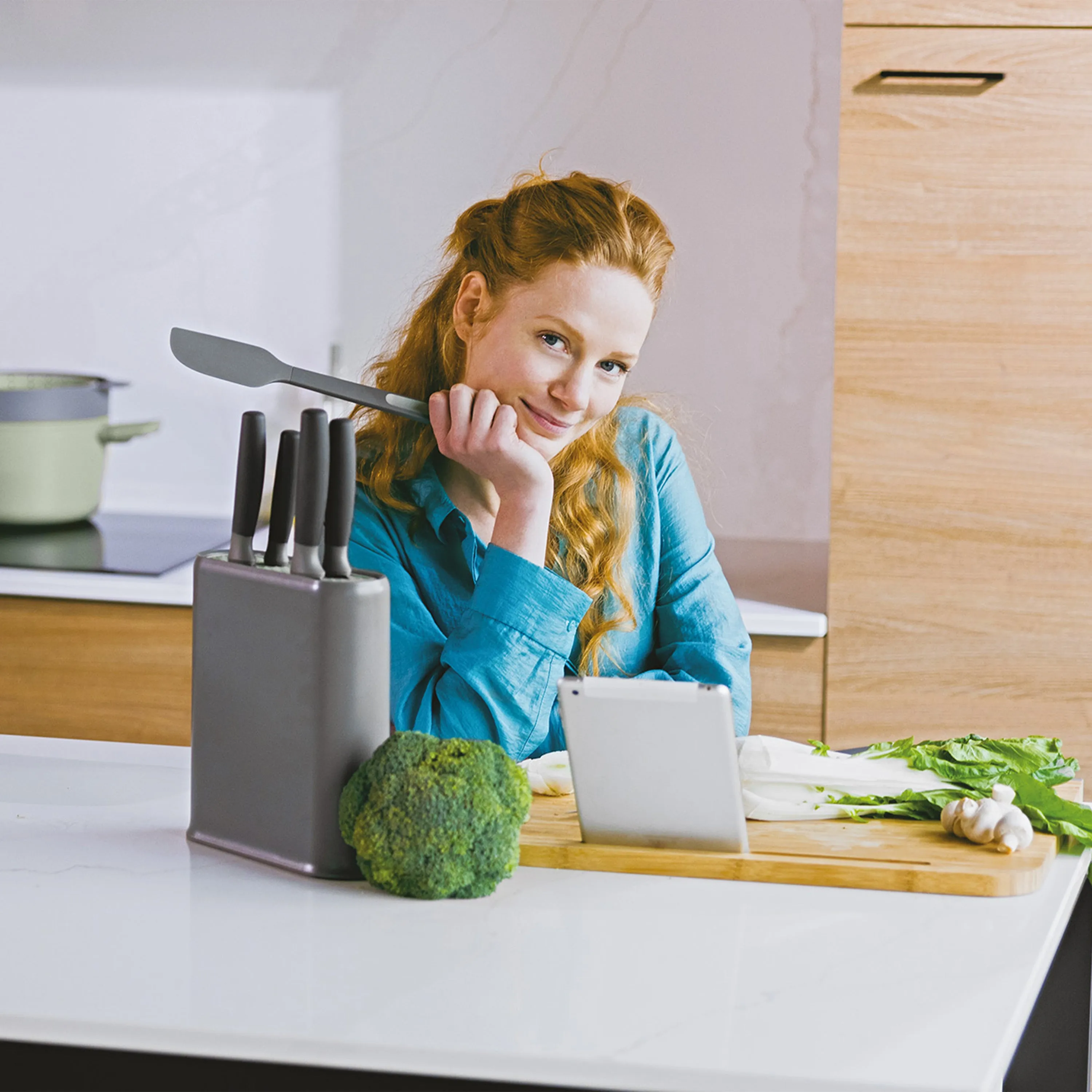 BergHOFF Balance Bamboo Cutting Board with Tablet Stand 17.5", Recycled Material
